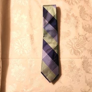 NEW. MICHAEL KORS MEN'S NECK TIE.  SHADES OF BLUE & GREEN PATTERN. NWOT